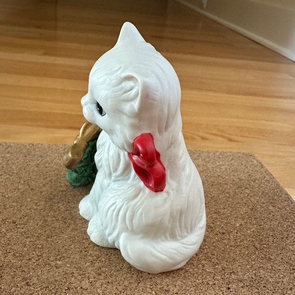 Vintage Homco 5112 White Cat Christmas Figurine Holding Wreath - Picture 3 of 6